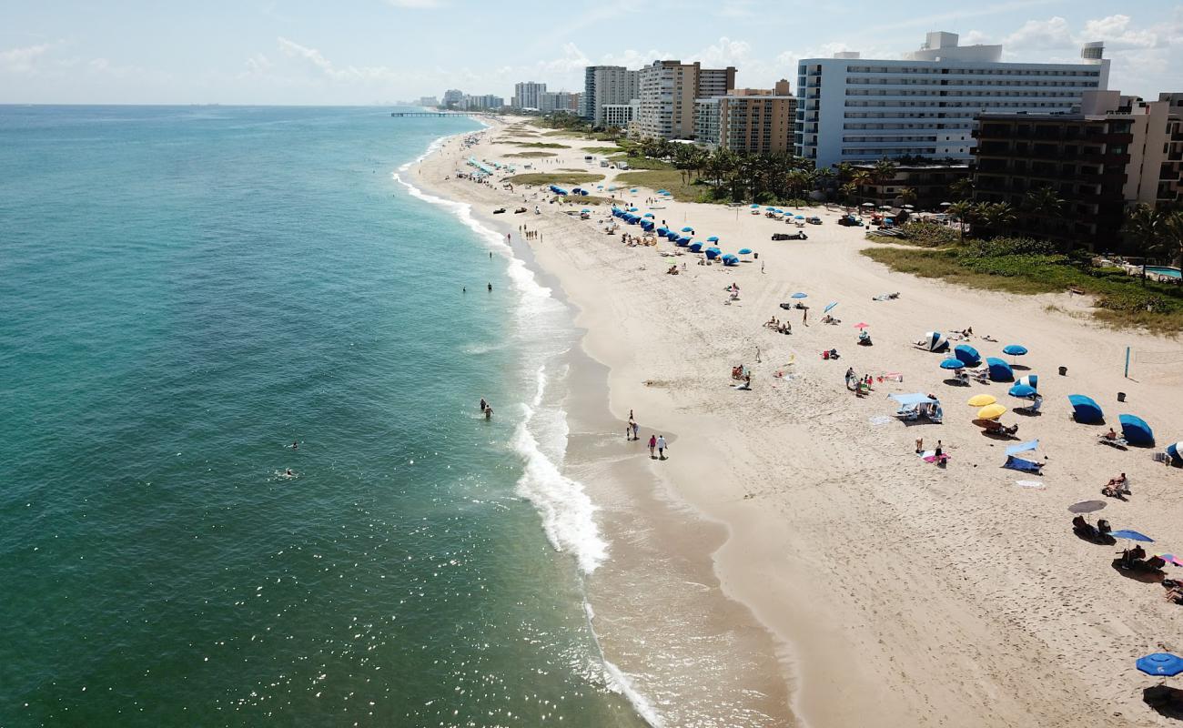 Foto de Pompano beach II con arena brillante superficie