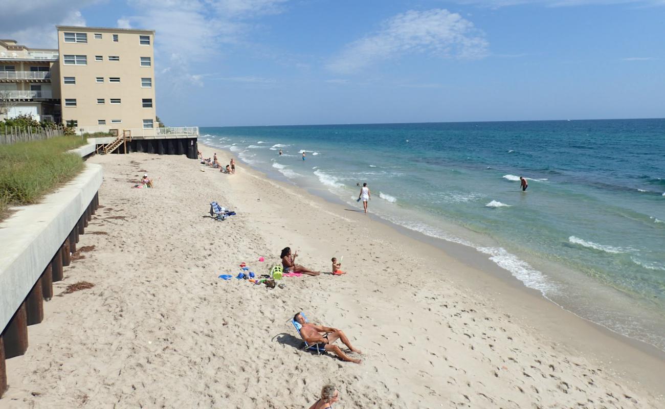 Foto de Lantana Municipal beach con arena brillante superficie