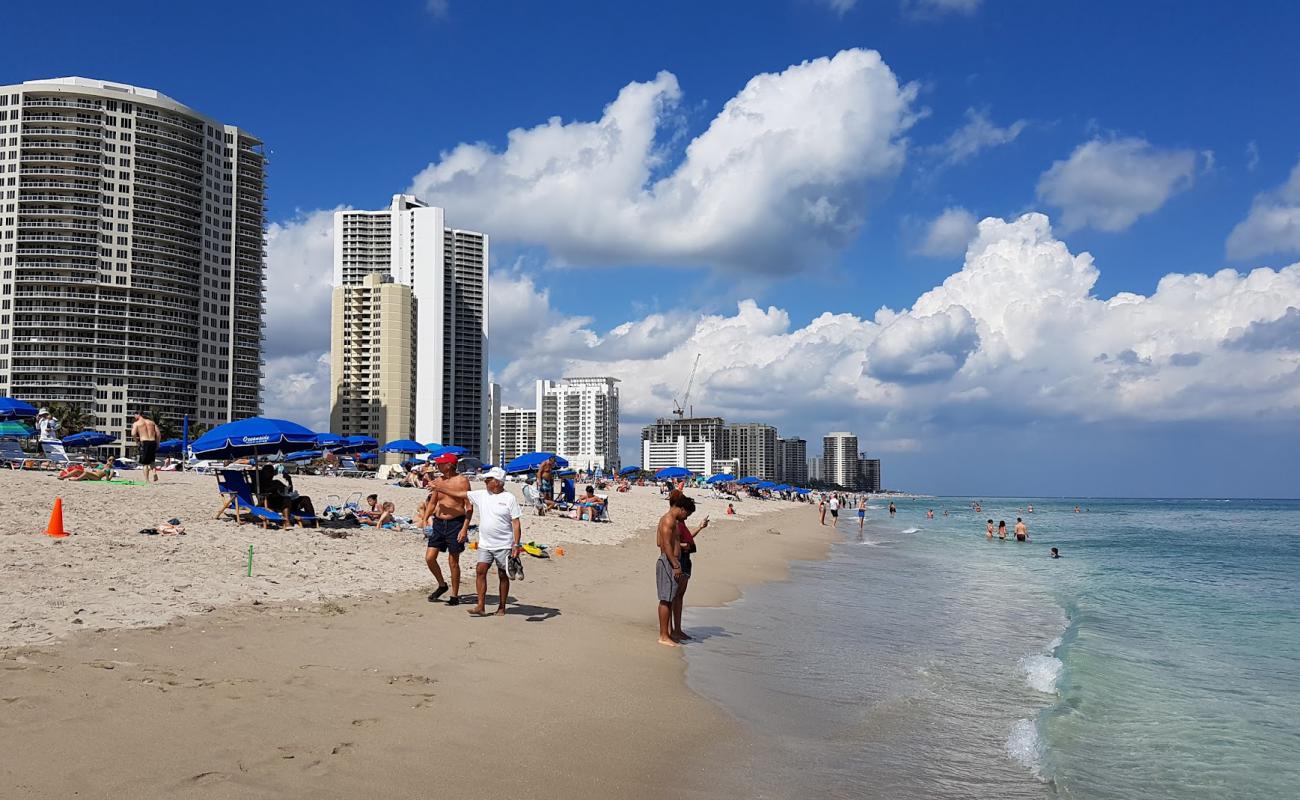 Foto de Riviera beach con arena brillante superficie