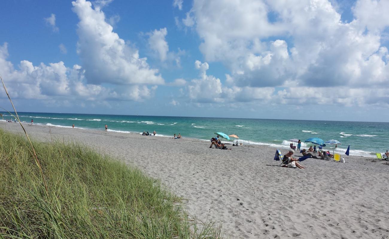 Foto de Hobe Sound beach con arena de concha brillante superficie