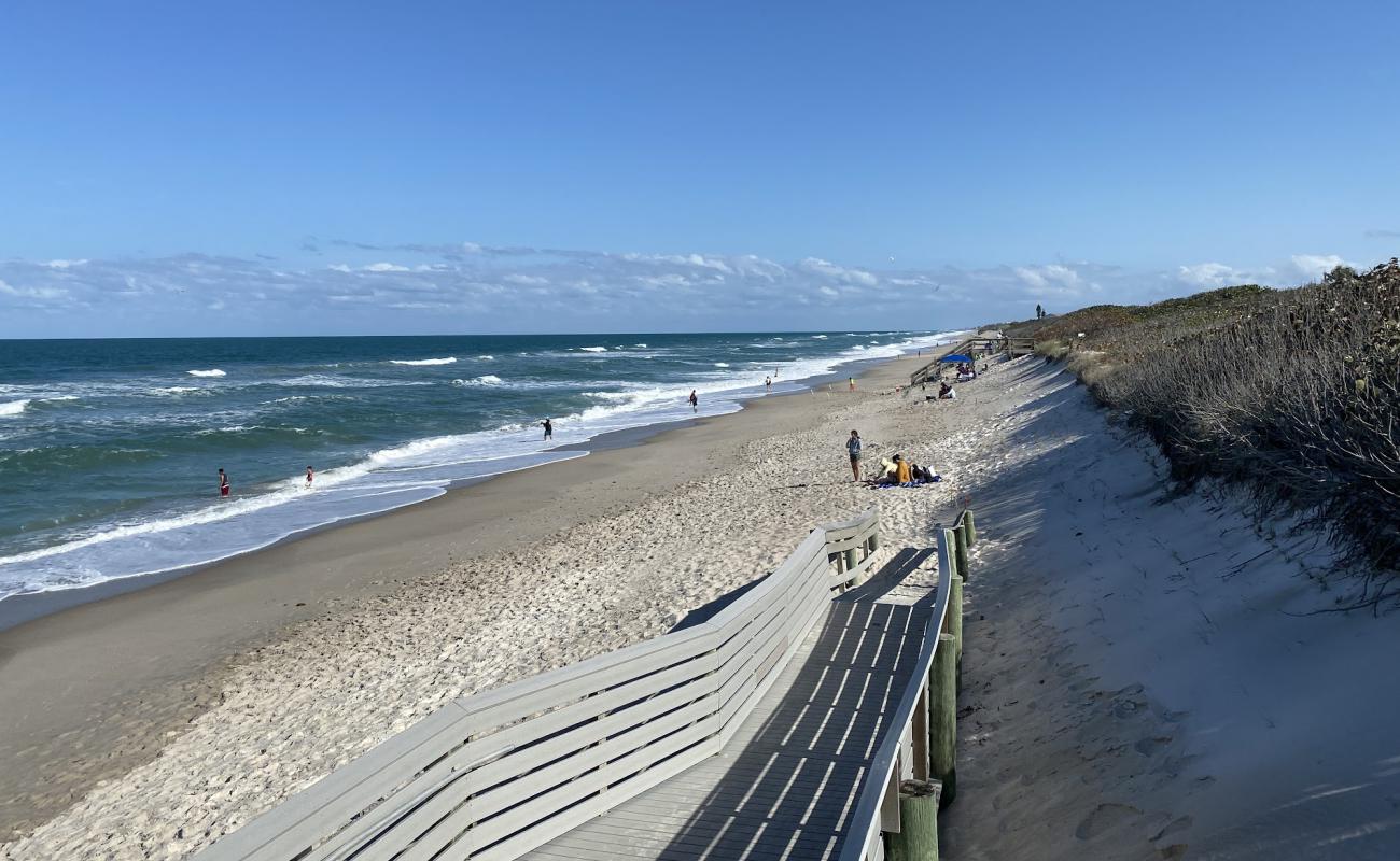 Foto de Coconat point beach con arena brillante superficie