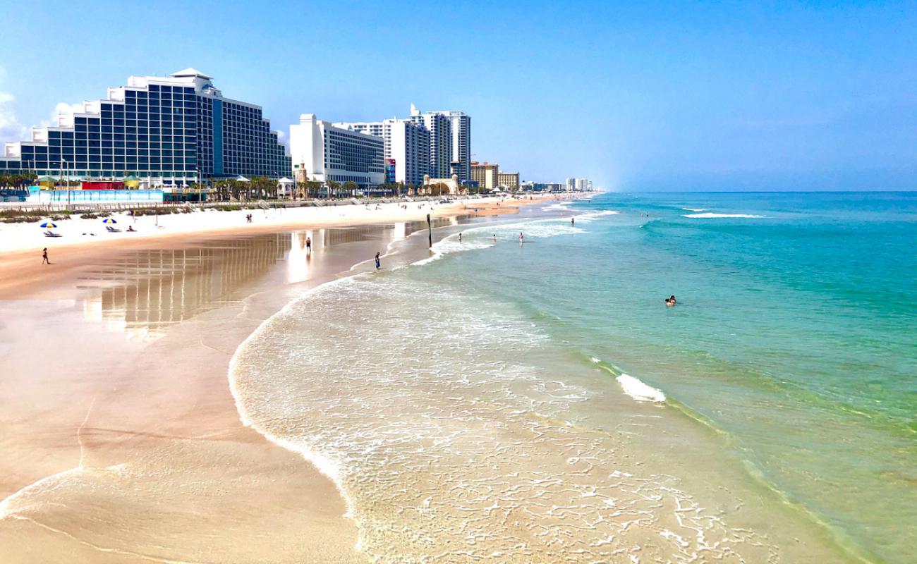 Foto de Daytona beach con brillante arena fina superficie