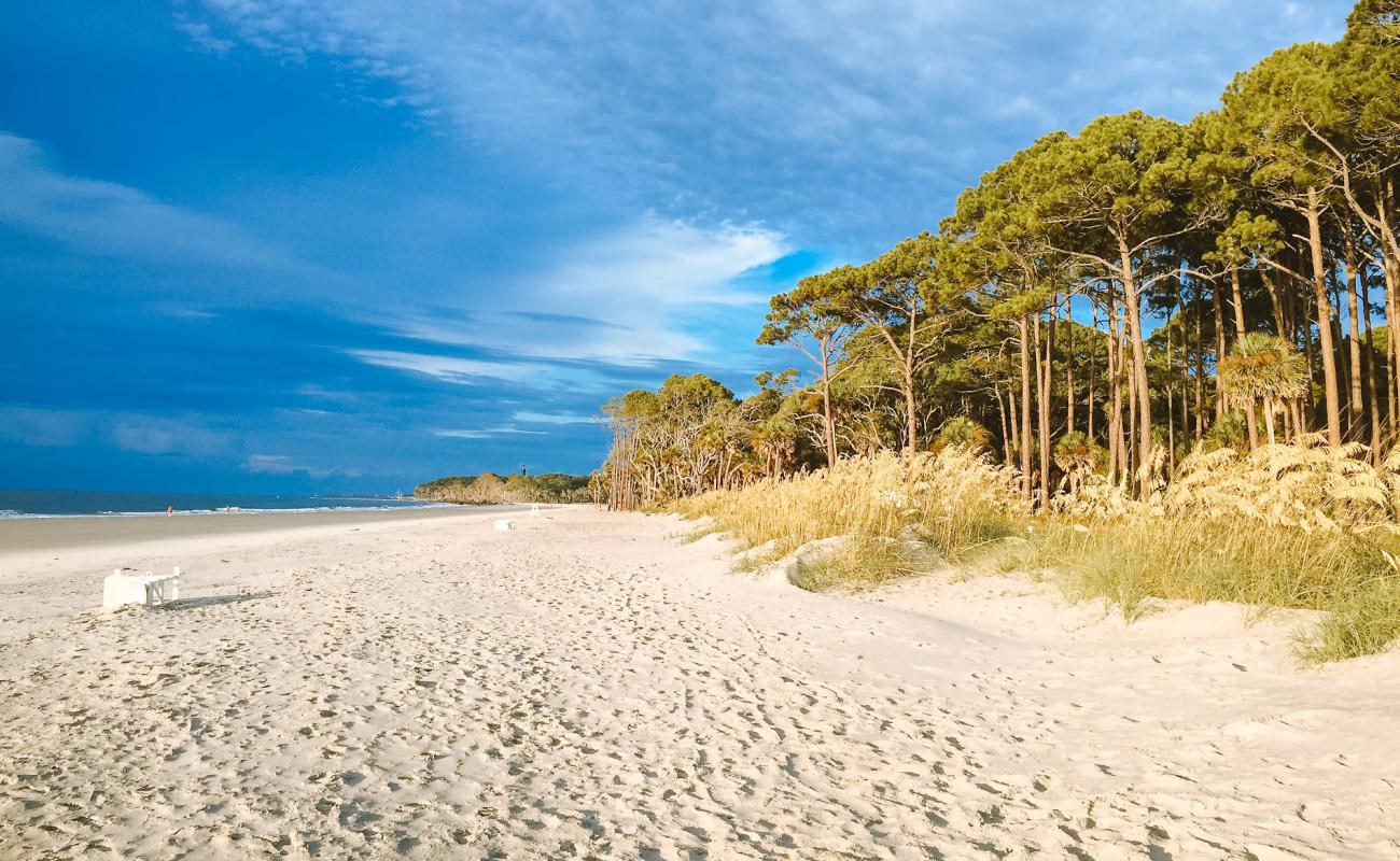 Foto de Hunting Island beach con arena brillante superficie