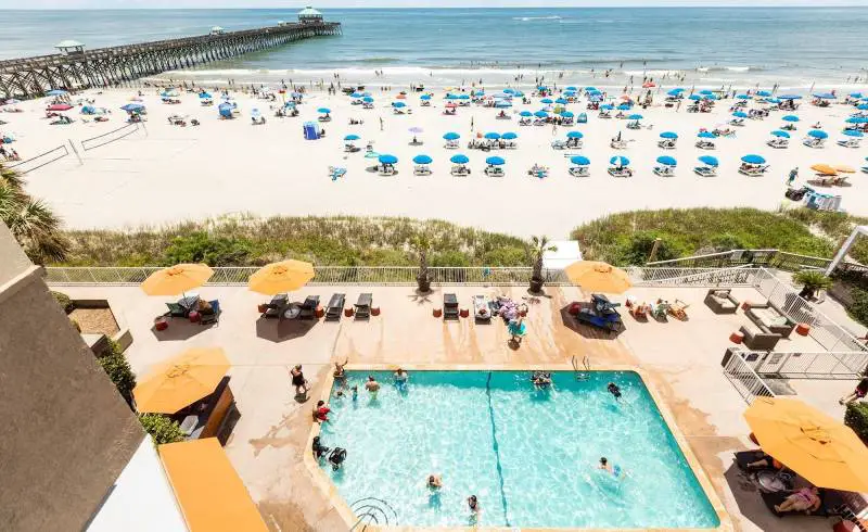 Foto de Folly beach con arena brillante superficie