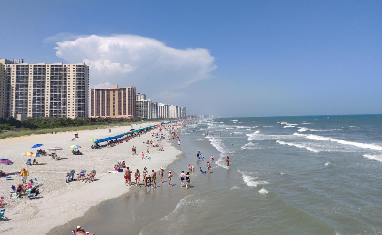 Foto de Myrtle beach Pier con brillante arena fina superficie