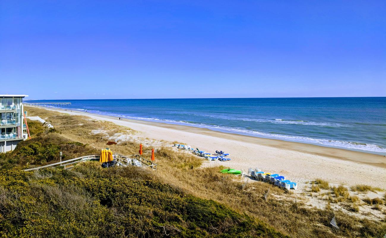 Foto de Pine Knoll Shores beach con arena brillante superficie