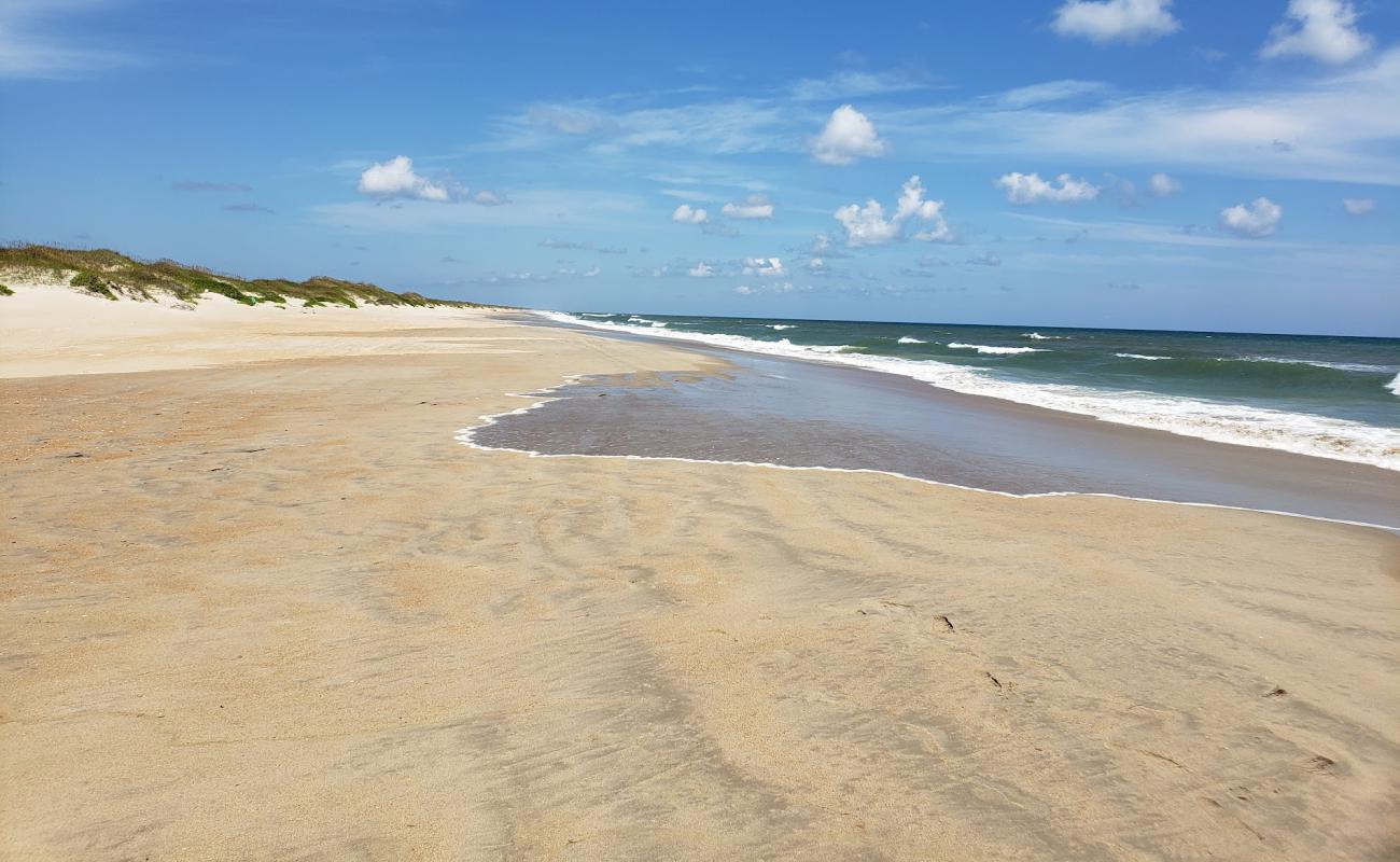 Foto de Ocracoke beach con arena brillante superficie