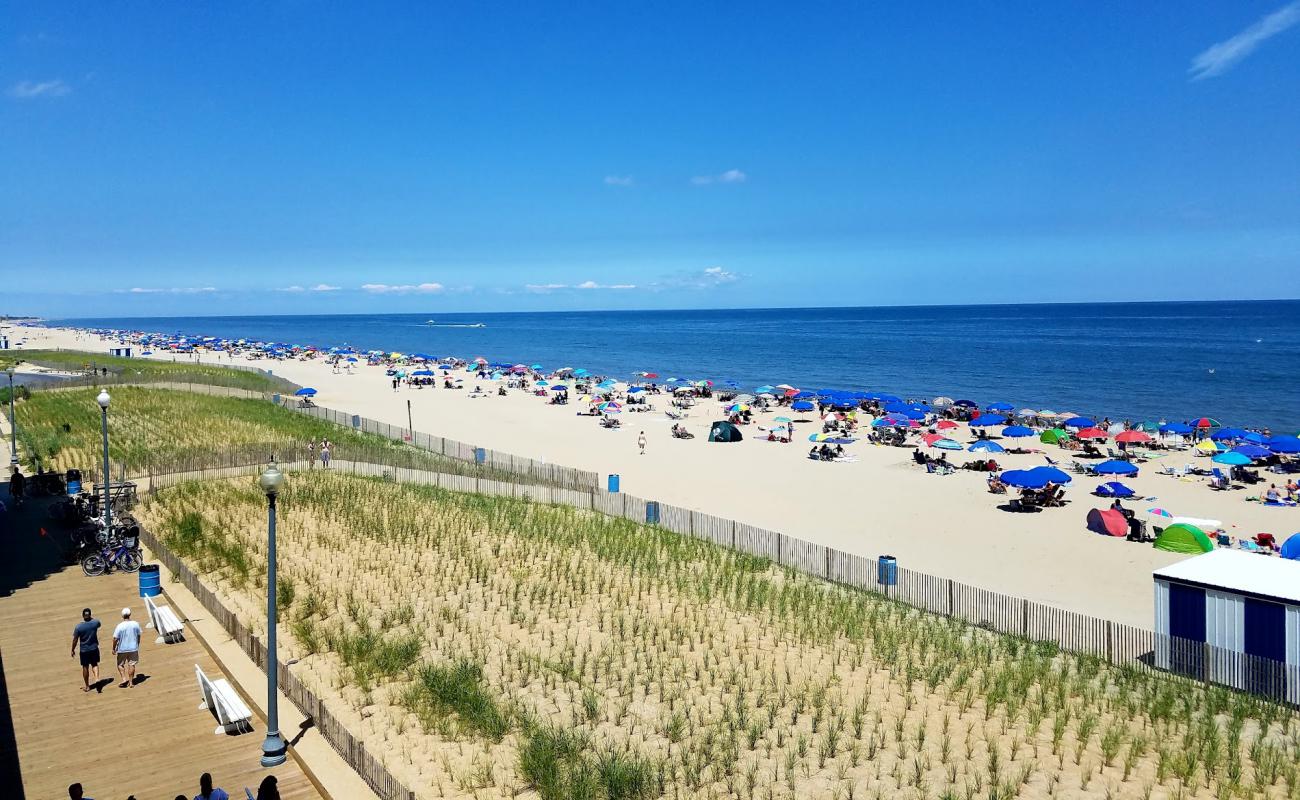 Foto de Rehoboth Beach con arena brillante superficie