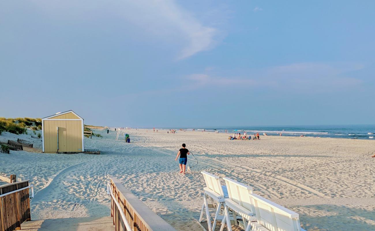 Foto de Stone Harbor Beach con arena brillante superficie