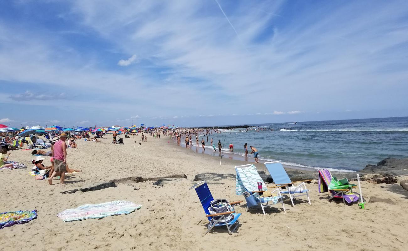 Foto de Asbury Park Beach con arena brillante superficie