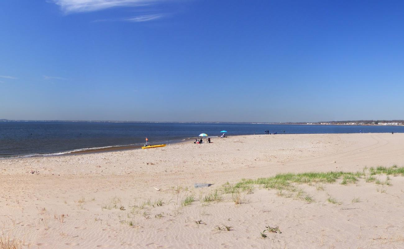 Foto de Great Kills Beach con arena fina y guijarros superficie