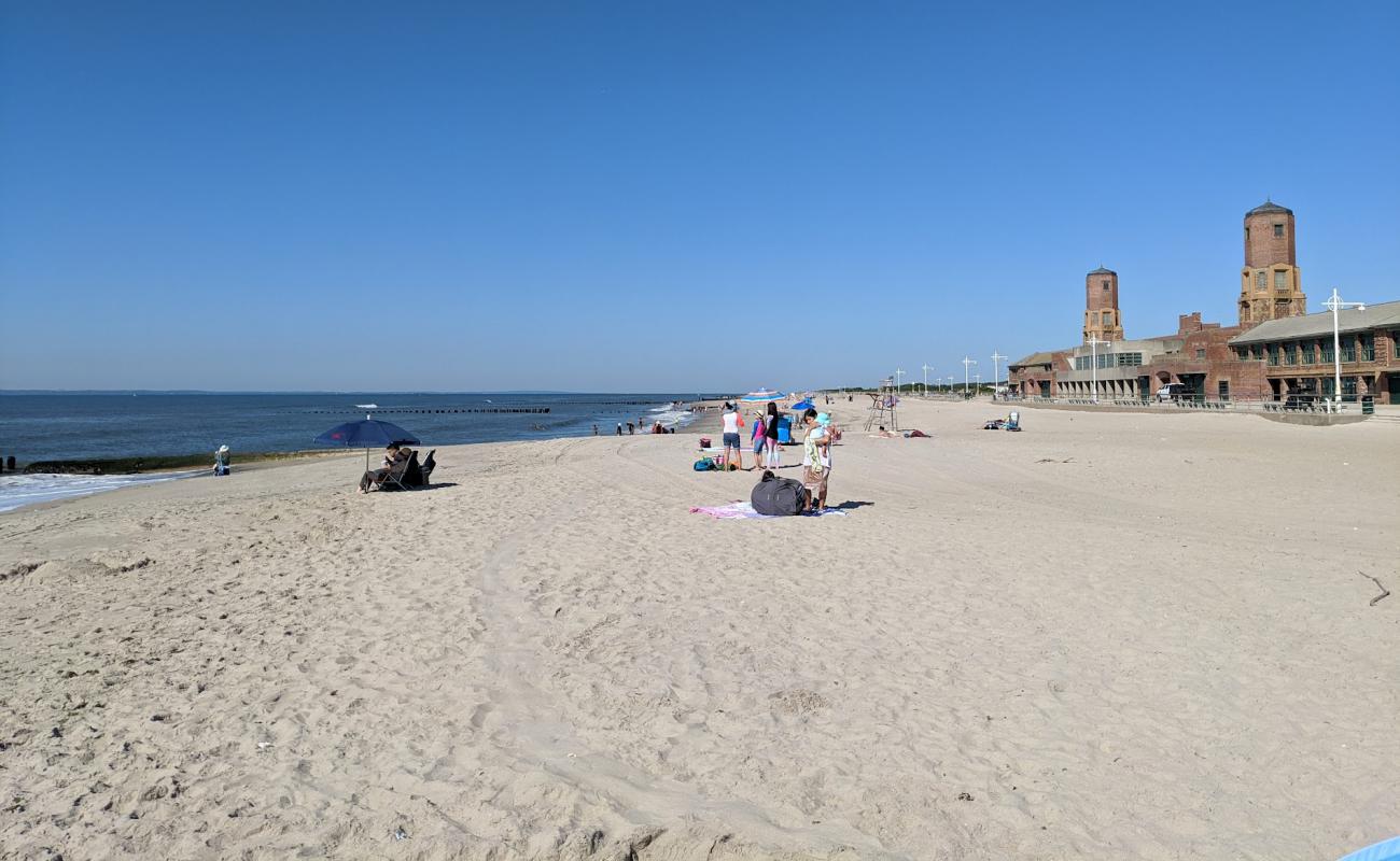 Foto de Jacob Riis Park Beach con arena brillante superficie