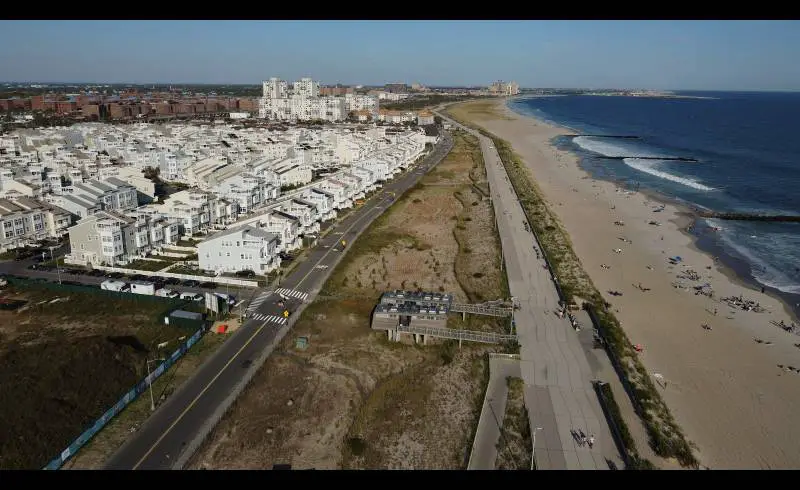 Foto de Rockaway Park Beach con arena brillante superficie