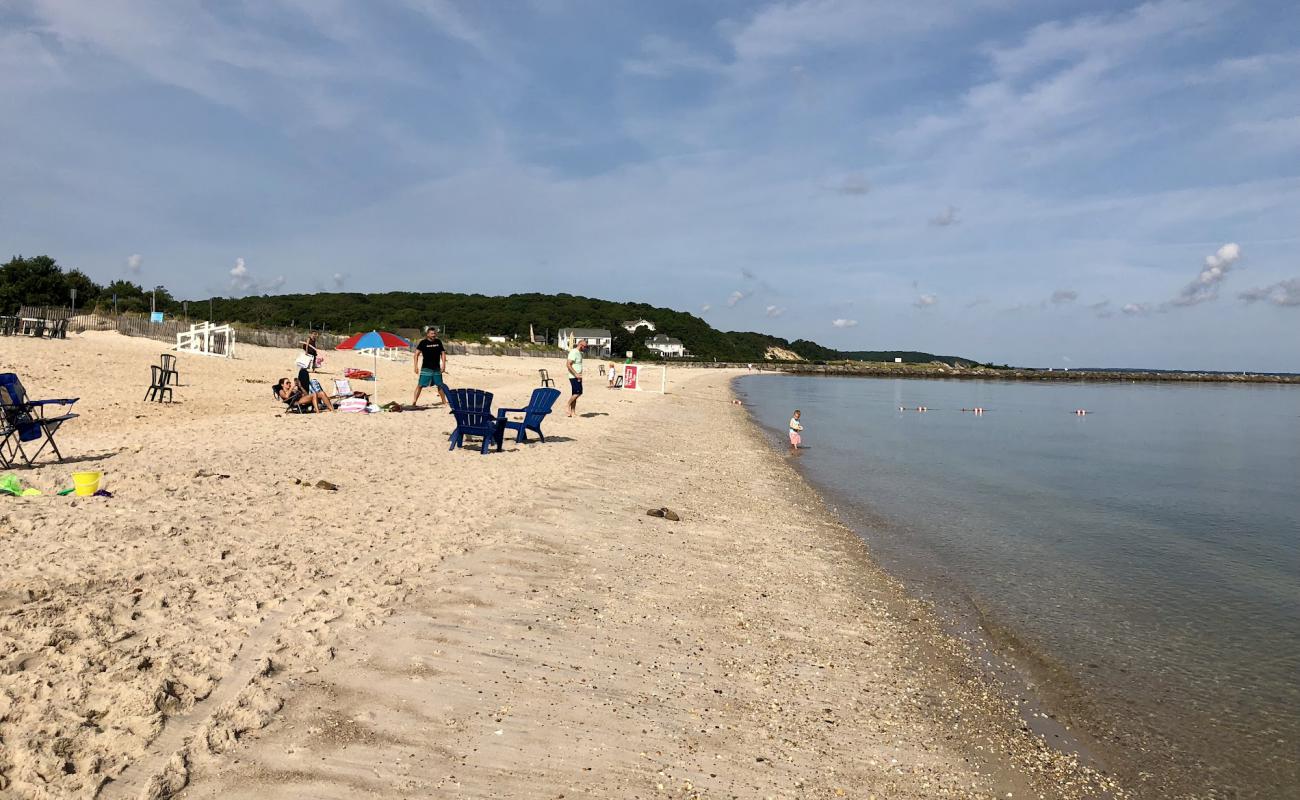 Foto de Meschutt Beach con arena brillante superficie