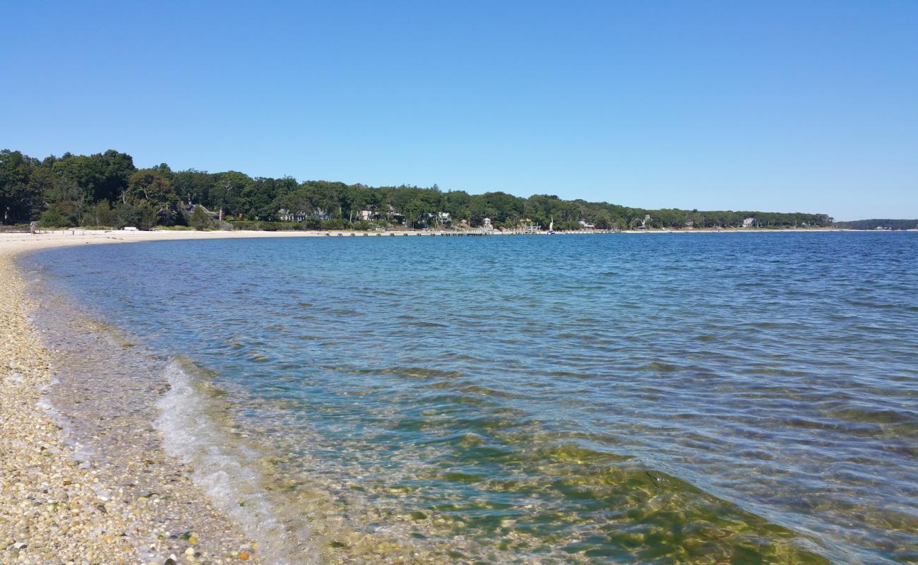 Foto de Cedar Beach Park con arena fina y guijarros superficie