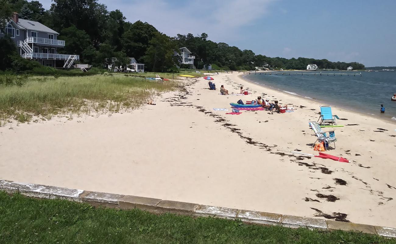 Foto de Southold Founders Beach con arena brillante superficie