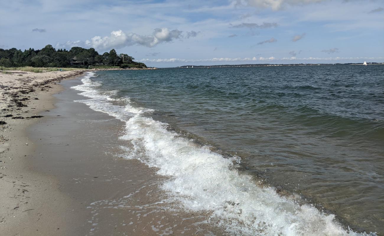 Foto de Menhaden Lane Beach con arena brillante superficie