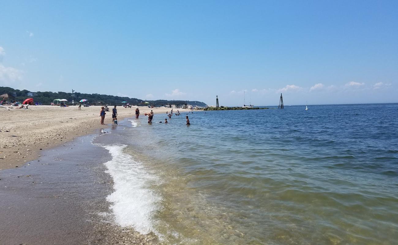 Foto de Cedar Beach con arena fina y guijarros superficie