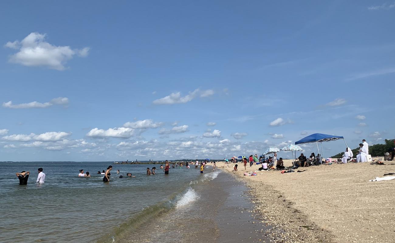 Foto de Callahans Beach con arena de concha brillante superficie