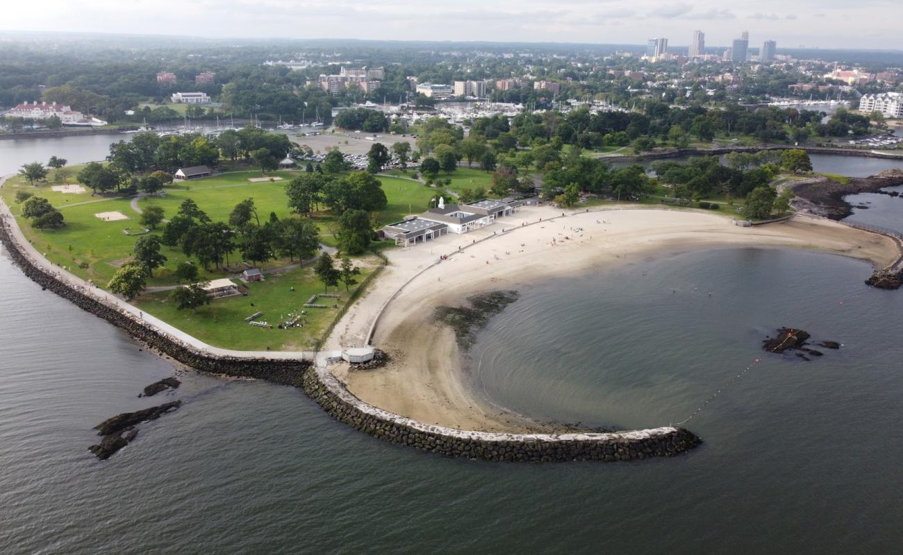 Foto de Glen Island Beach con arena brillante superficie