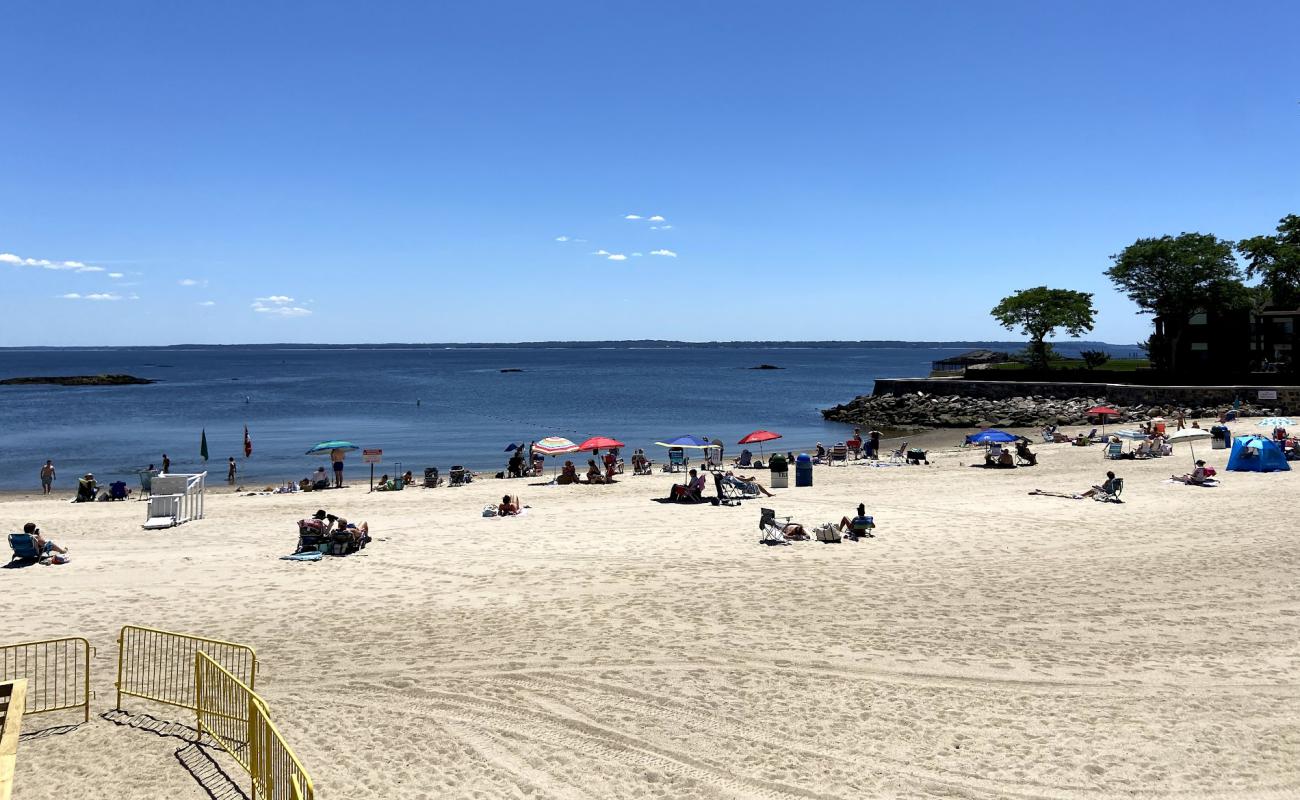 Foto de Rye Beach con arena brillante superficie