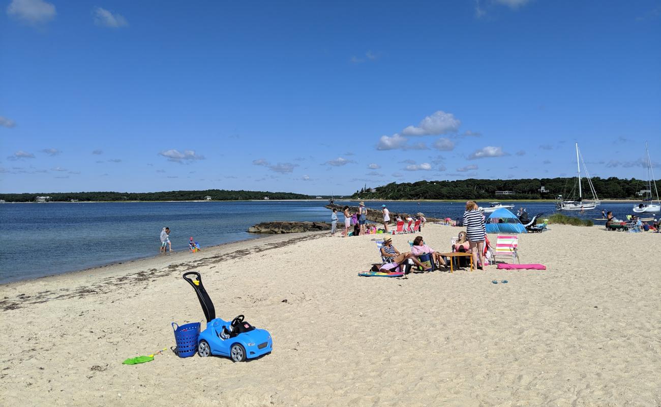 Foto de Megansett Beach con arena brillante superficie