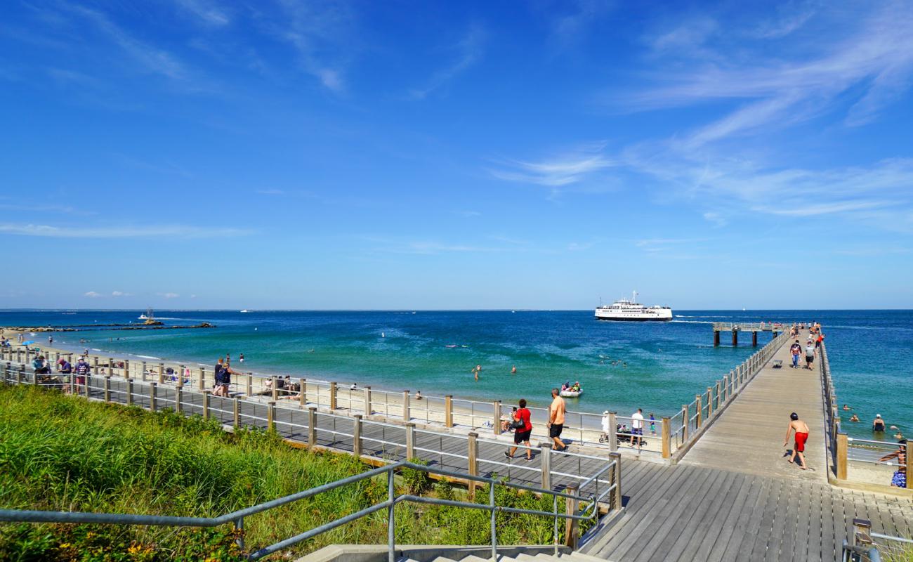 Foto de Oak Bluffs Town Beach con arena brillante superficie