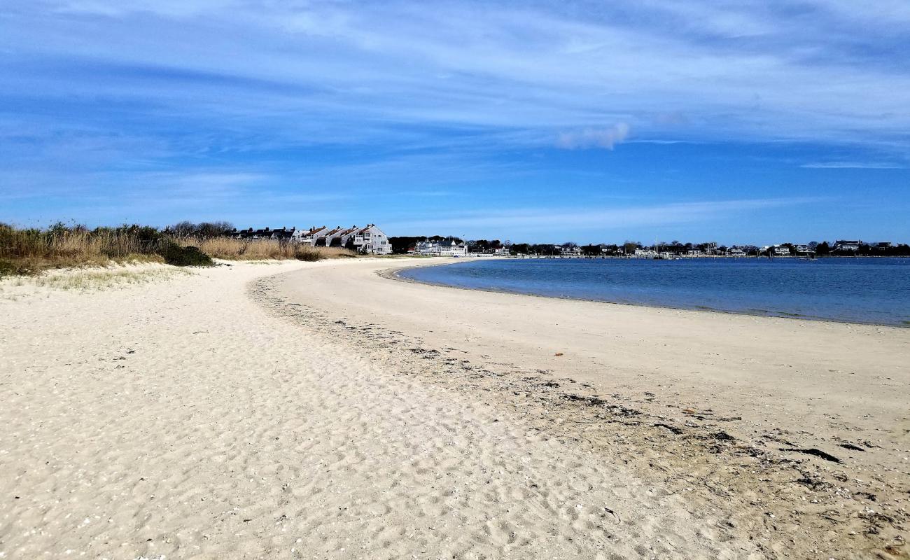 Foto de Kalmus Park Beach con arena brillante superficie