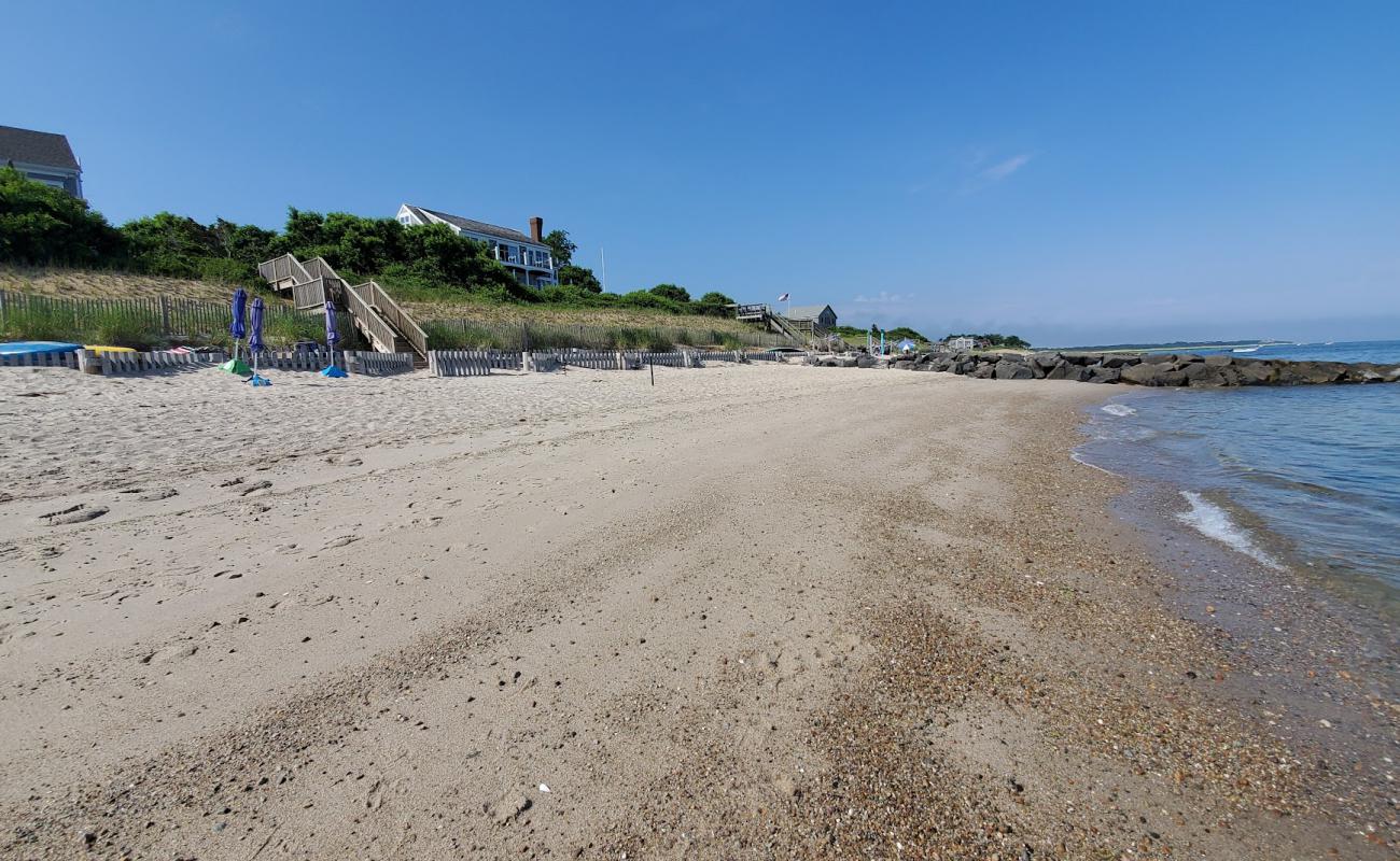 Foto de Mant's Landing beach con arena brillante superficie