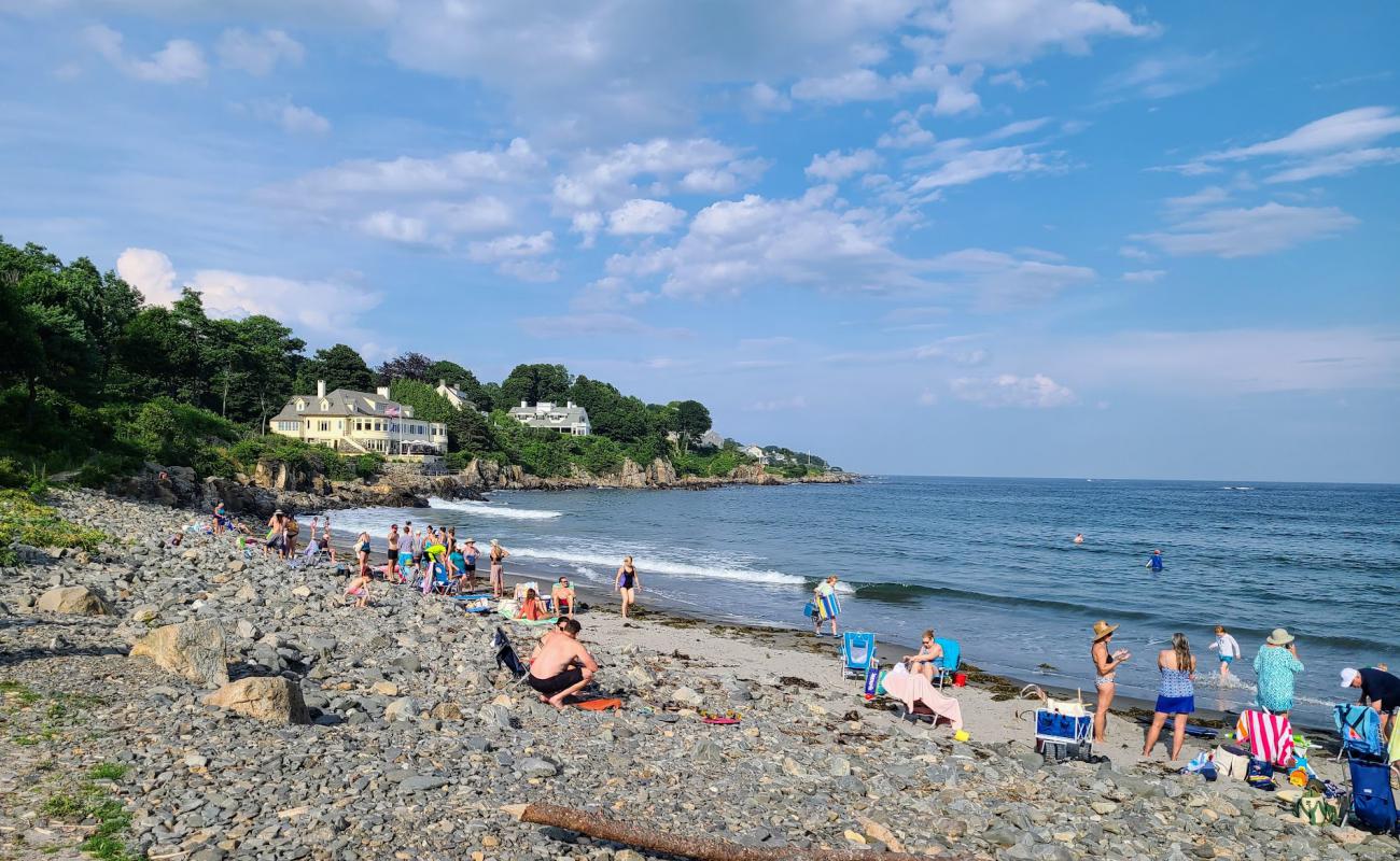 Foto de York Harbor beach con arena gris y piedras superficie