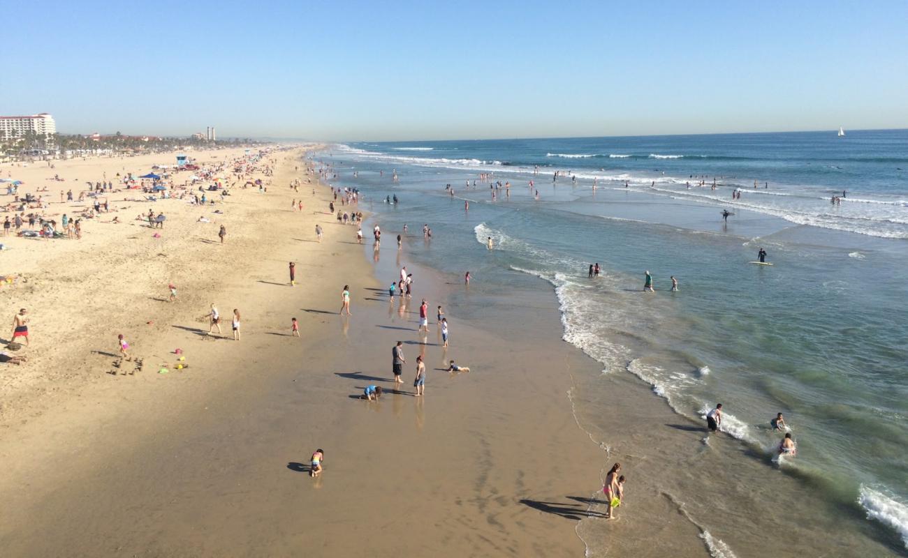 Foto de Huntington Beach con arena brillante superficie