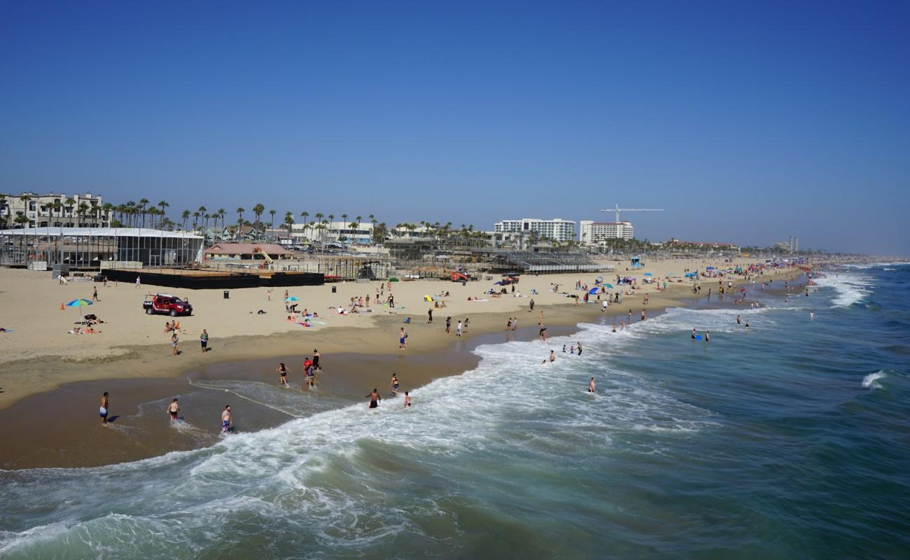 Foto de Huntington Dog Beach con arena brillante superficie