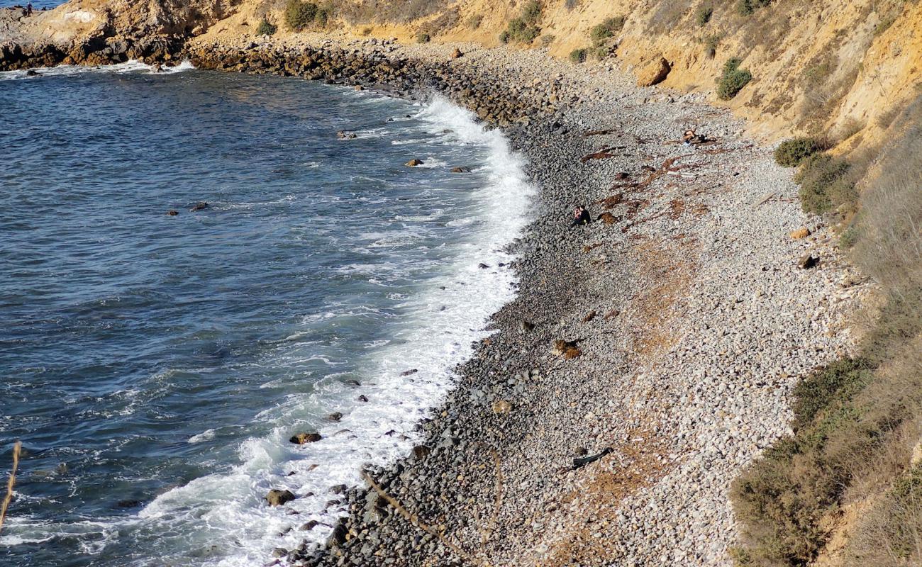 Foto de Asiri Rock beach con arena gris y piedras superficie