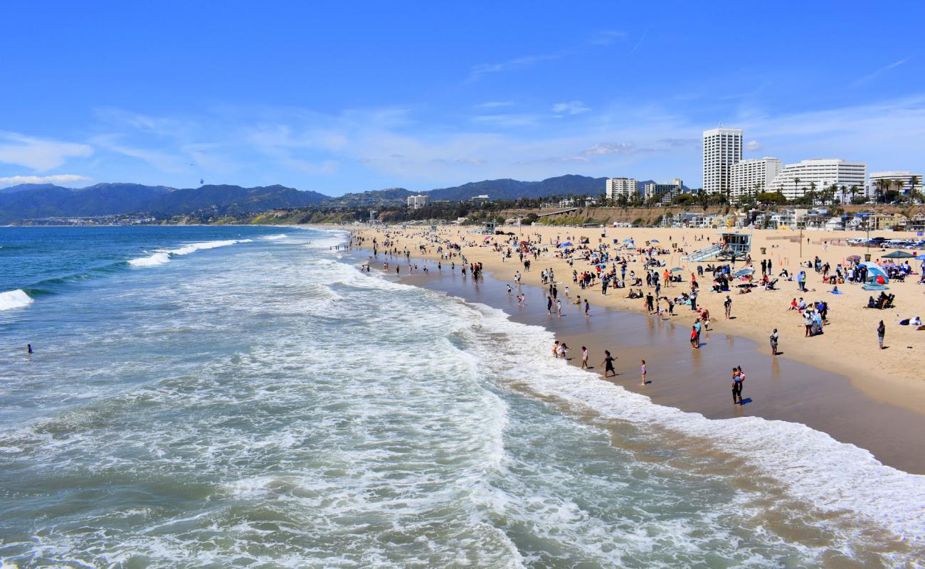 Foto de Santa Monica Beach con arena brillante superficie