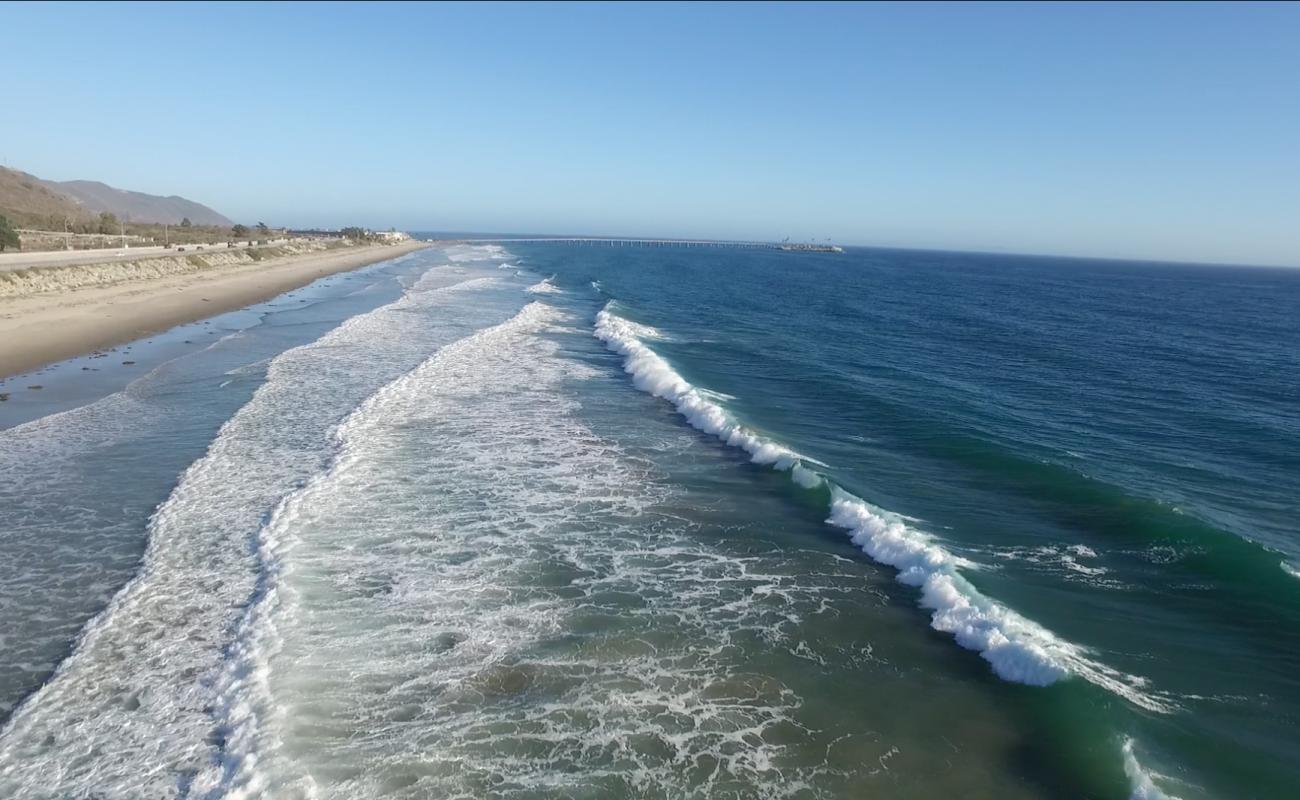 Foto de La Conchita Beach con arena brillante superficie