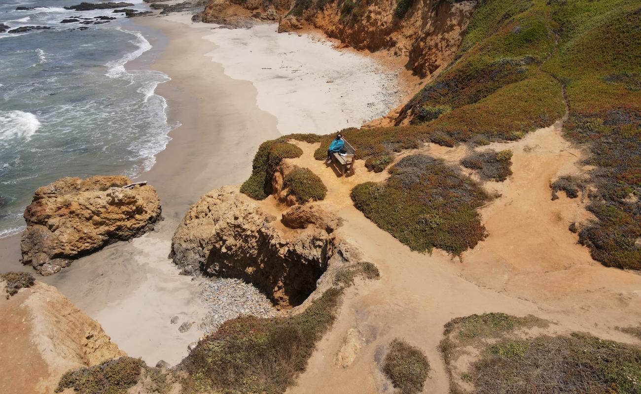 Foto de Pescadero Beach con arena brillante y rocas superficie