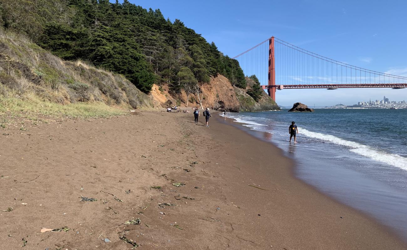 Foto de Kirby Beach con arena oscura superficie