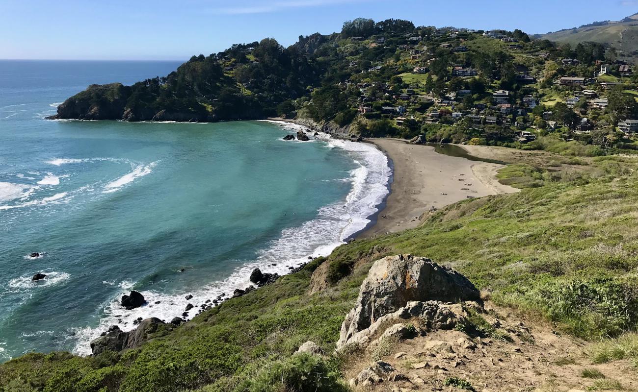 Foto de Muir Beach con arena brillante superficie