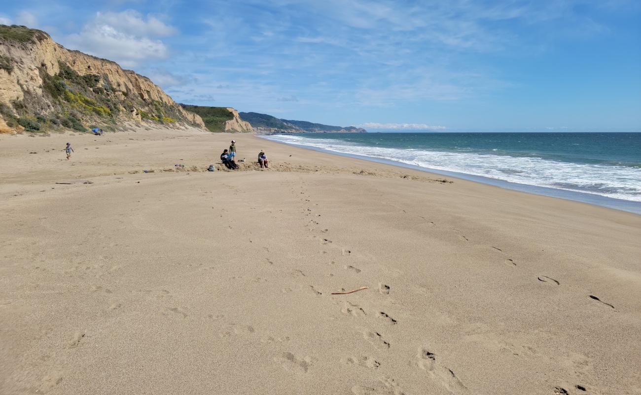 Foto de Santa Maria Beach con arena brillante superficie