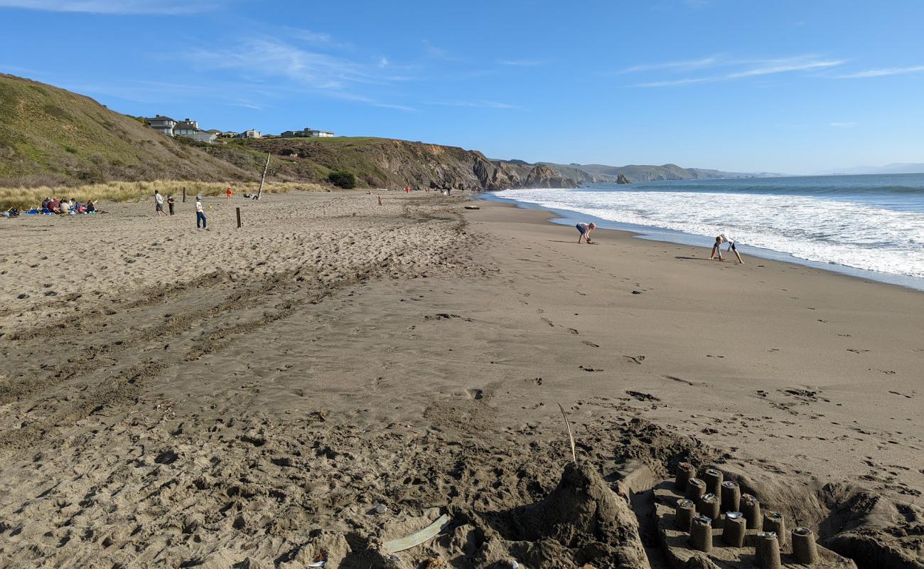 Foto de Doran Beach con arena brillante superficie