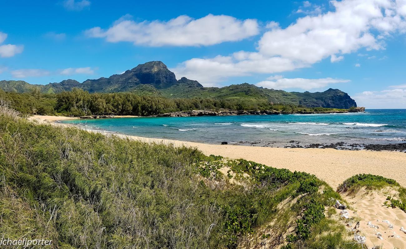 Foto de Mahaulepu Beach con arena gris superficie