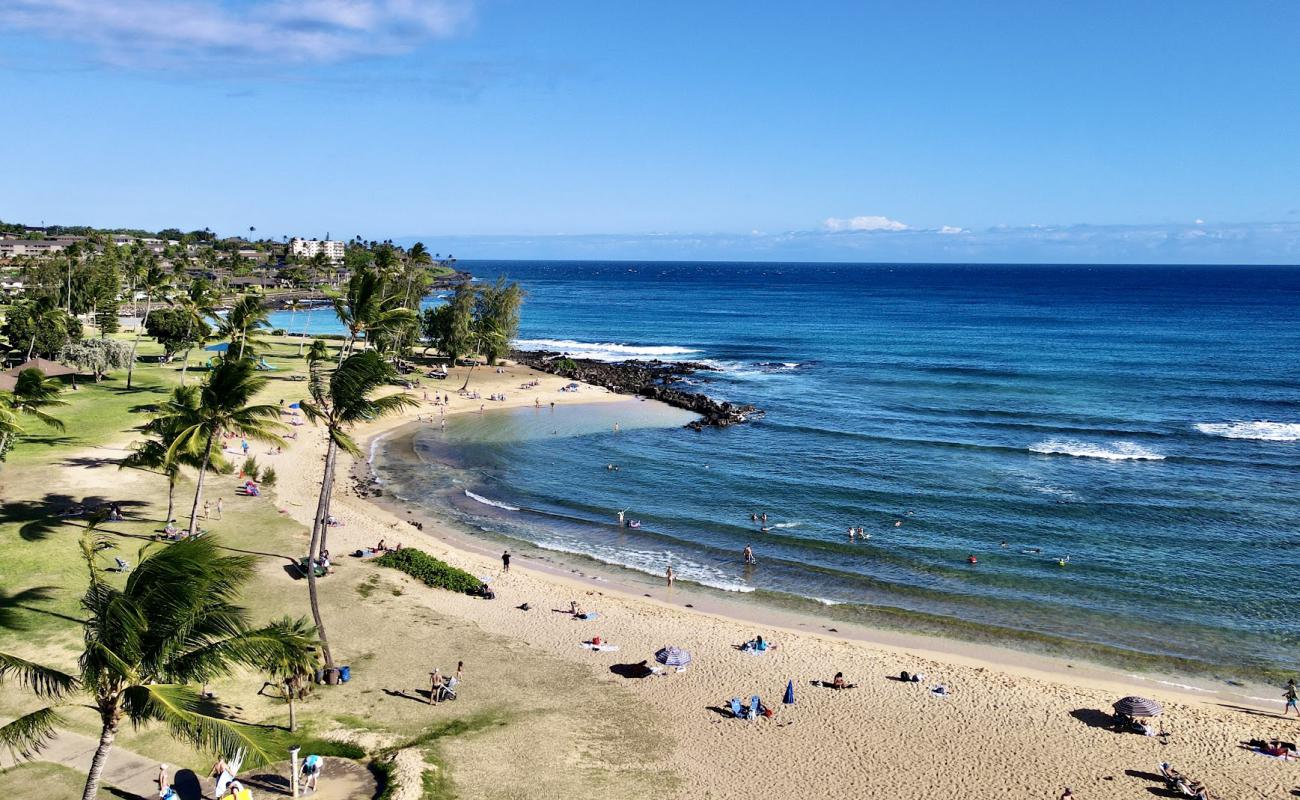 Foto de Playa de Poipu con arena brillante superficie