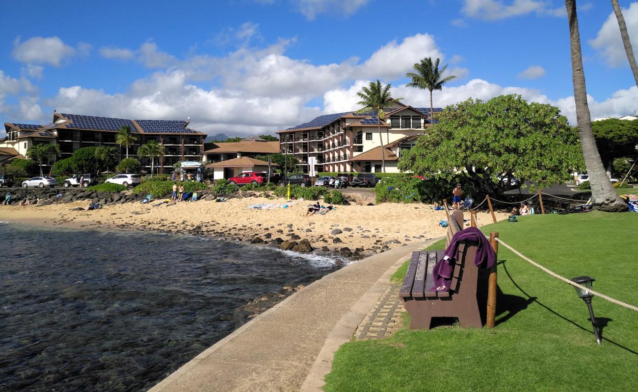 Foto de Lawa'i Beach con arena brillante y rocas superficie