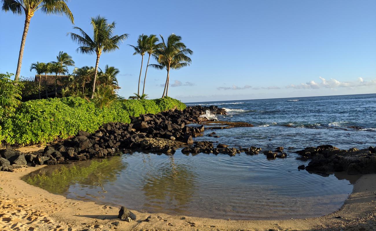 Foto de Keiki Cove Beach con arena brillante y rocas superficie