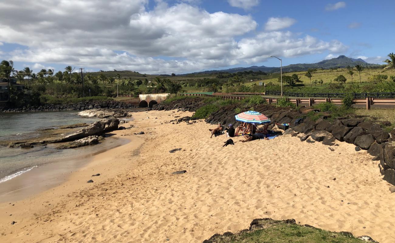 Foto de Kukui'ula Beach con arena brillante superficie