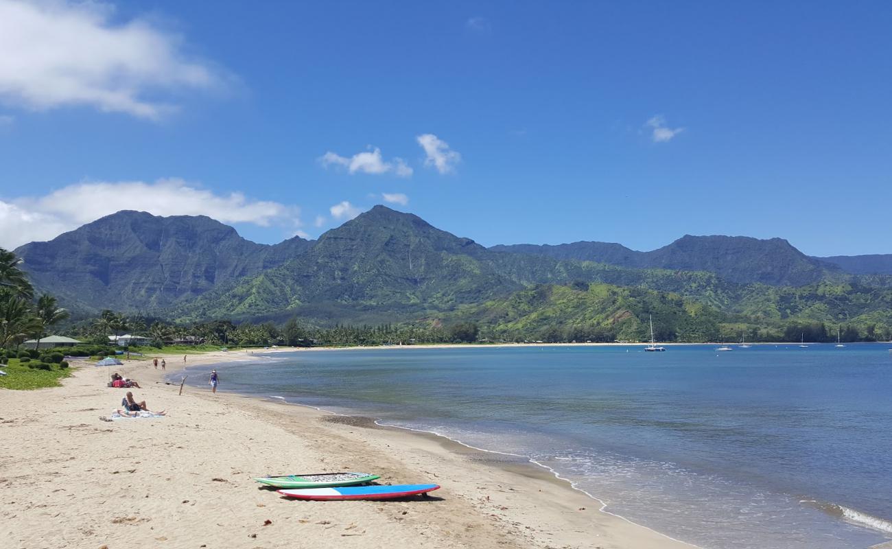 Foto de Hanalei Beach con arena brillante superficie