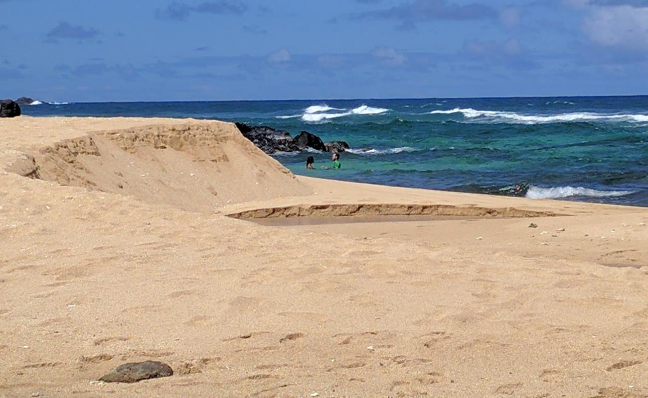 Foto de Kaluakai Beach con arena brillante y rocas superficie