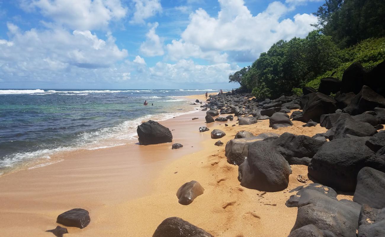 Foto de Anahola Beach con arena brillante y rocas superficie