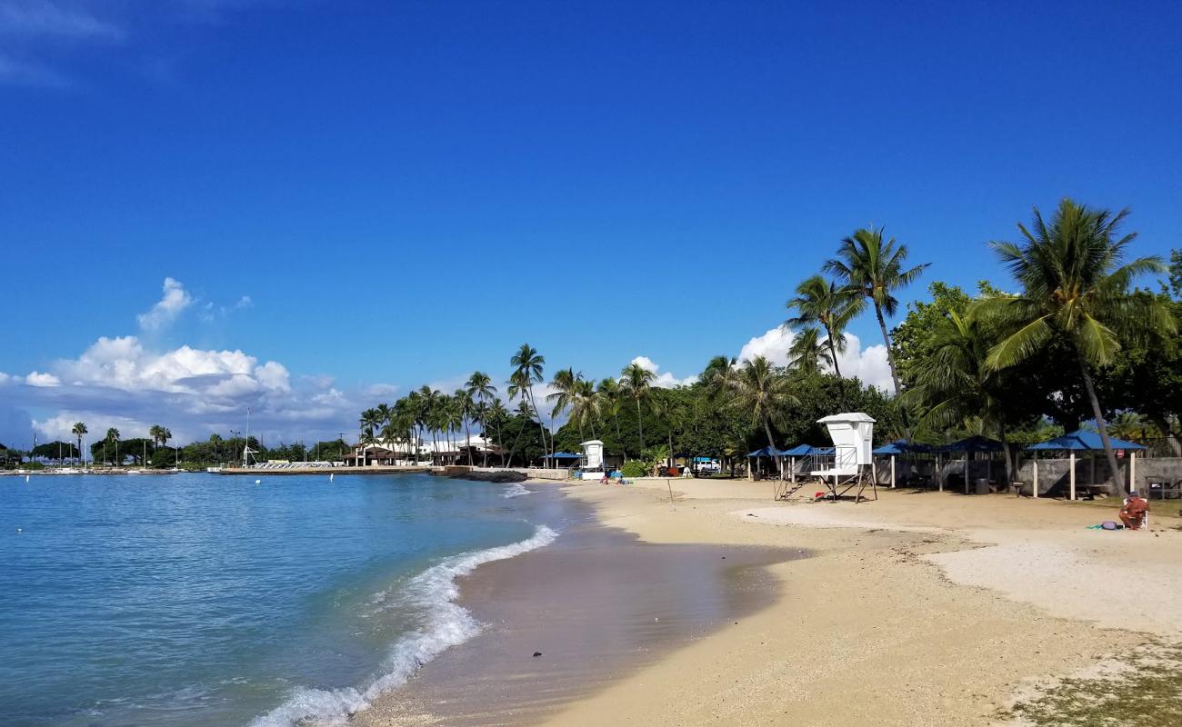 Foto de Hickam Beach con arena brillante superficie