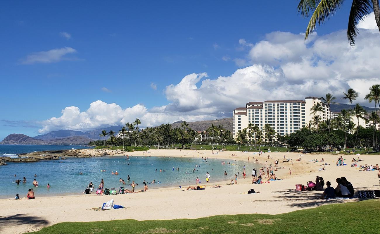 Foto de Ko Olina Beach con brillante arena fina superficie